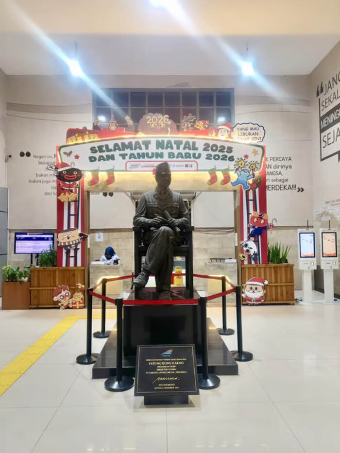 KAI Daop 7 Madiun Hadirkan Ornamen Tematik Natal dan Tahun Baru di Stasiun