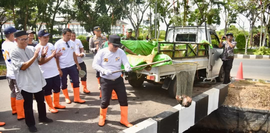 Optimalkan Parit Kawasan Kantor Bupati Kubu Raya, Sujiwo Tebar Ribuan Bibit Ikan