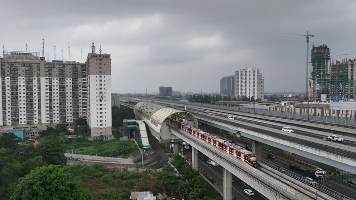 LRT Jabodebek Ajak Pengguna Lebih Waspada dan Manfaatkan Fasilitas Pengering Payung di Stasiun