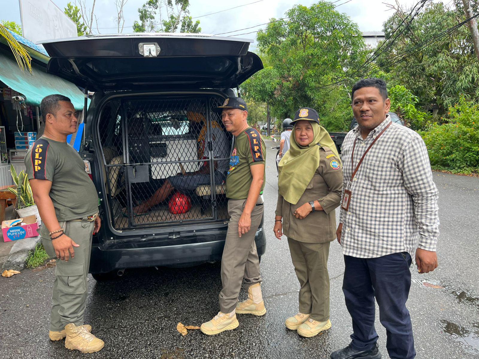 Satpol PP dan Dinsos Pontianak Evakuasi ODGJ di Jalan Rajawali
