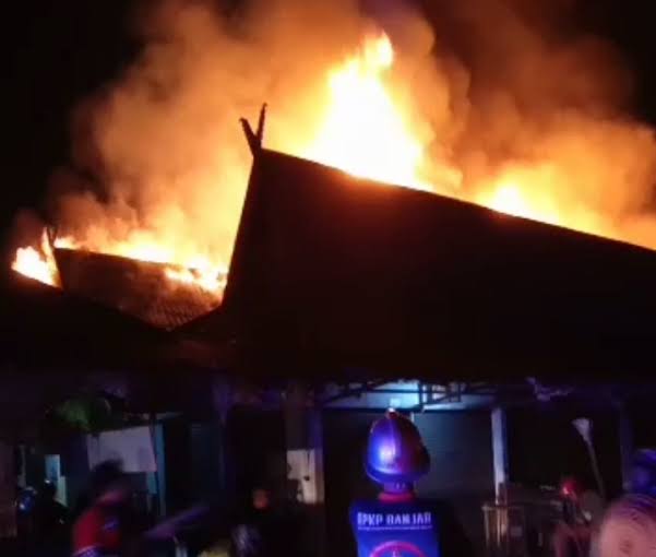 PTPN IV Regional V Kalbar Berikan Bantuan Donasi, 28 Korban Kebakaran Pasar Parindu Sanggau