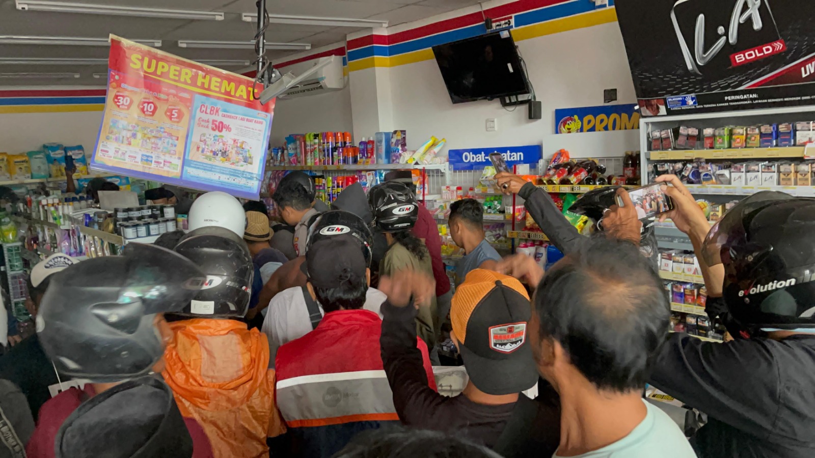 Pria Diduga Alami Gangguan Jiwa Mengamuk dan Rusak Indomaret di Kubu Raya