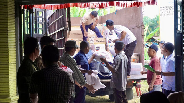 Karyawan PalmCo, Entitas Holding Perkebunan Nusantara, Salurkan Ribuan Paket Bantuan ke Aceh dan Sumatera Utar