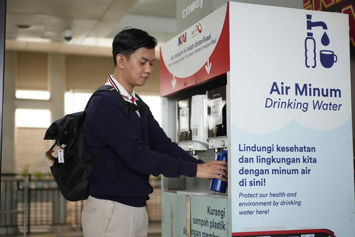 Isi Ulang Minum Gratis di Stasiun LRT Jabodebek, Jadikan Perjalanan Lebih Ramah Lingkungan