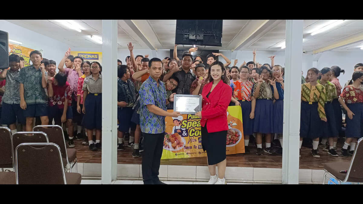 Mengembangkan Kemampuan Siswa SMP KASIH BAGI BANGSA Melalui Seminar Public Speaking dan Keseruan Bersama PRONA