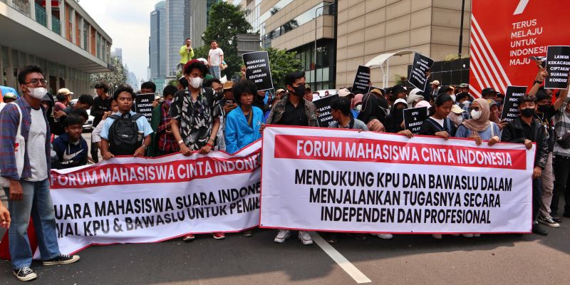 Gebrakan Mahasiswa Pro-Demokrasi, Teriakkan Aksi Damai di Depan Bawaslu!