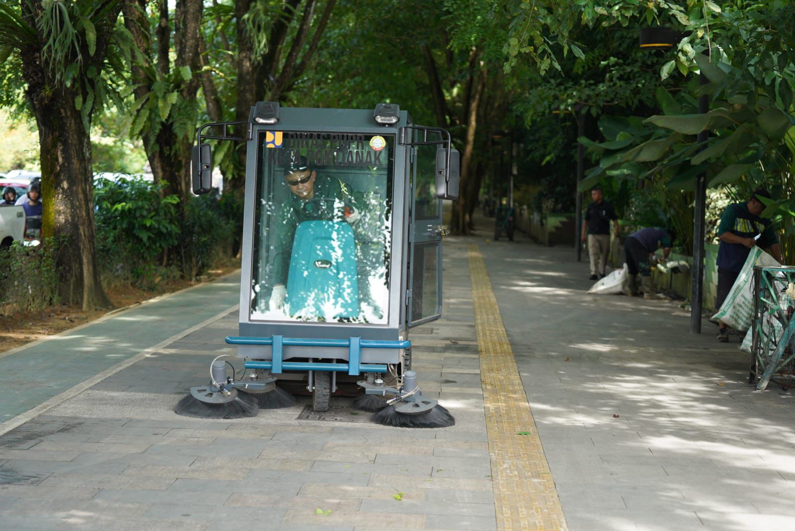 Pemkot Pontianak Perkuat Kebersihan Ruang Publik dengan Mobil Penyapu Jalan