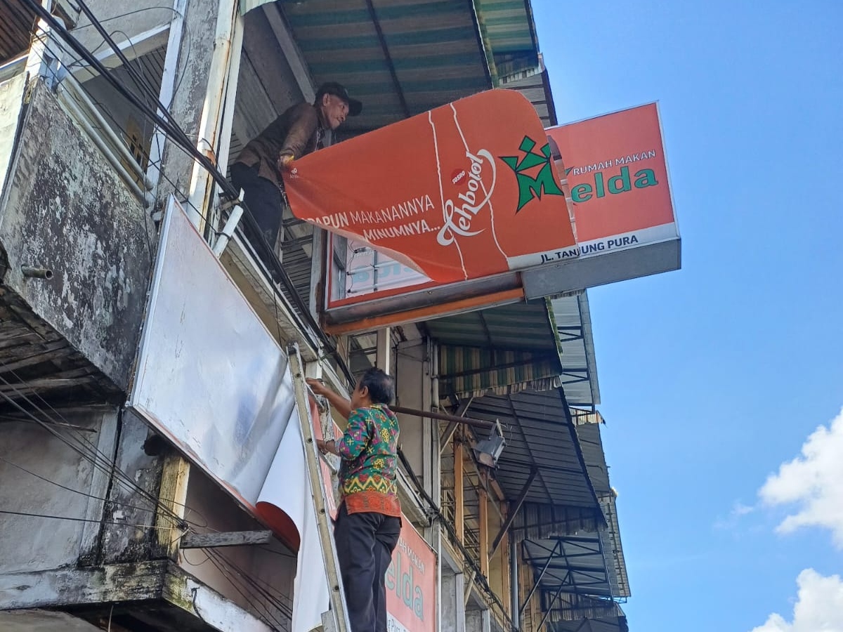 Pajak Reklame Tunggak, Billboard Vivo dan Sosro Dibongkar Bapenda Pontianak