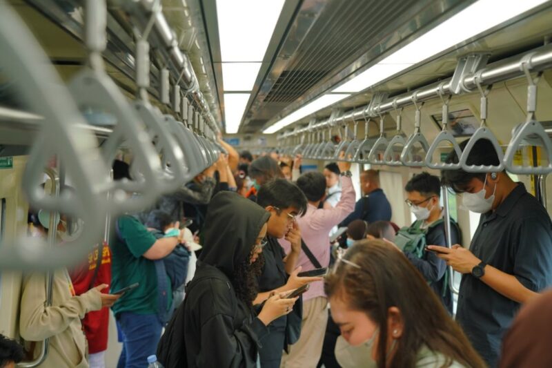 KAI Dukung Wacana Perluasan Kebijakan ASN Naik LRT ke Pegawai Swasta