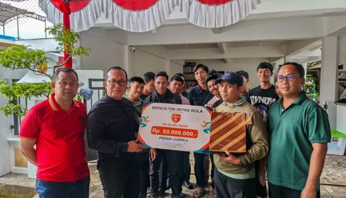 Apresiasi PS Kubu Raya, Bupati Sujiwo Serahkan Bonus Rp50 Juta