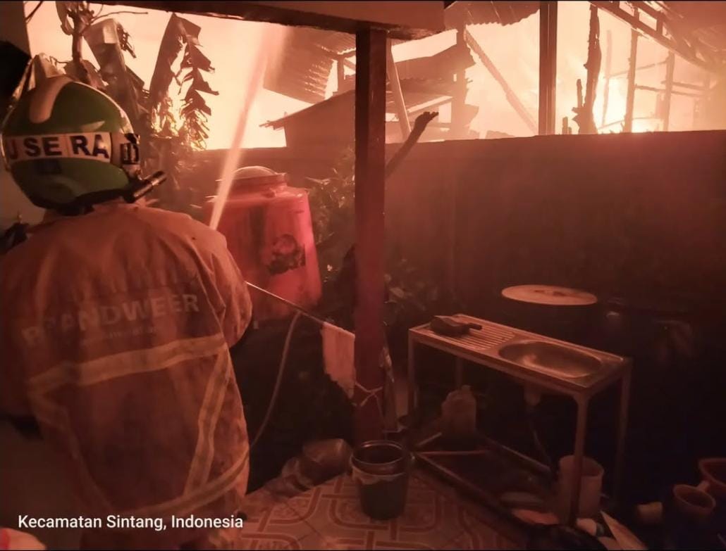 Kebakaran Hanguskan Pusat Perbelanjaan di Sintang, Api Berhasil Dikendalikan Dalam Waktu Singkat