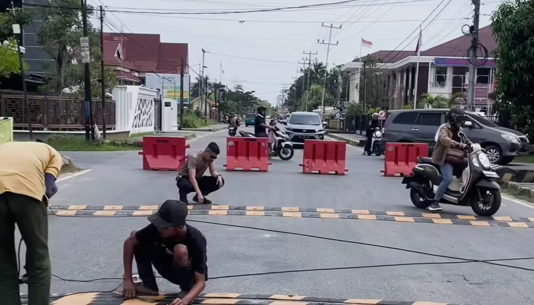 Tekan Angka Kecelakaan, Dishub Singkawang Pasang Speed Bump.