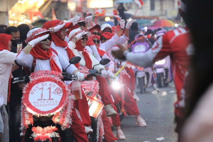 Karnaval HUT ke-80 RI di Singkawang Meriah, Ribuan Warga Padati Jalan Utama