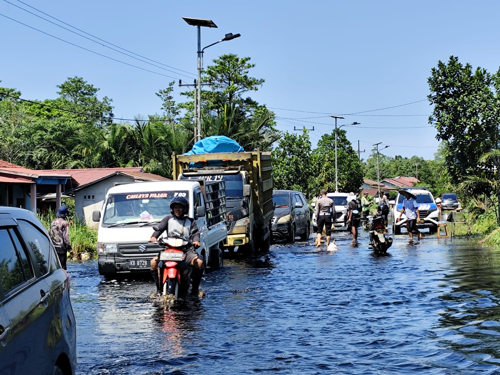 Polres Kubu Raya Rekayasa Lalu Lintas Jalur Lintas Provinsi yang Tersendat Banjir di Sungai Ambawang