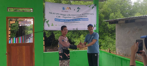 PFI Mega Life bersama LindungiHutan Tanam Mangrove di Pantai Bahagia Bekasi