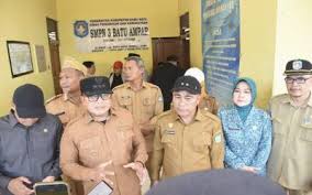 Tinjau SMPN 3 Batu Ampar, Bupati Sujiwo Minta Anggarkan Perbaikan Ruang Guru dan Kepsek