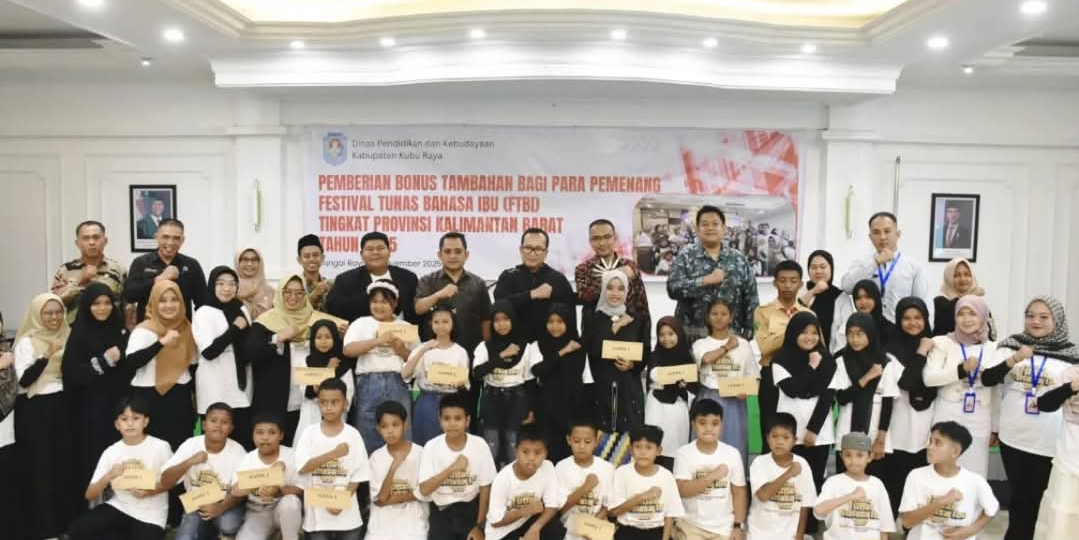 Kubu Raya Juara Umum FTBI 2025, Bupati Sujiwo Serahkan Bonus ke Pelajar Berprestasi