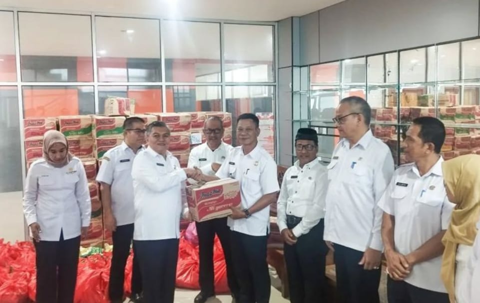 Pemkab Kubu Raya Salurkan 2 Ton Beras untuk Warga Terdampak Banjir di Sungai Ambawang dan Kuala Mandor B