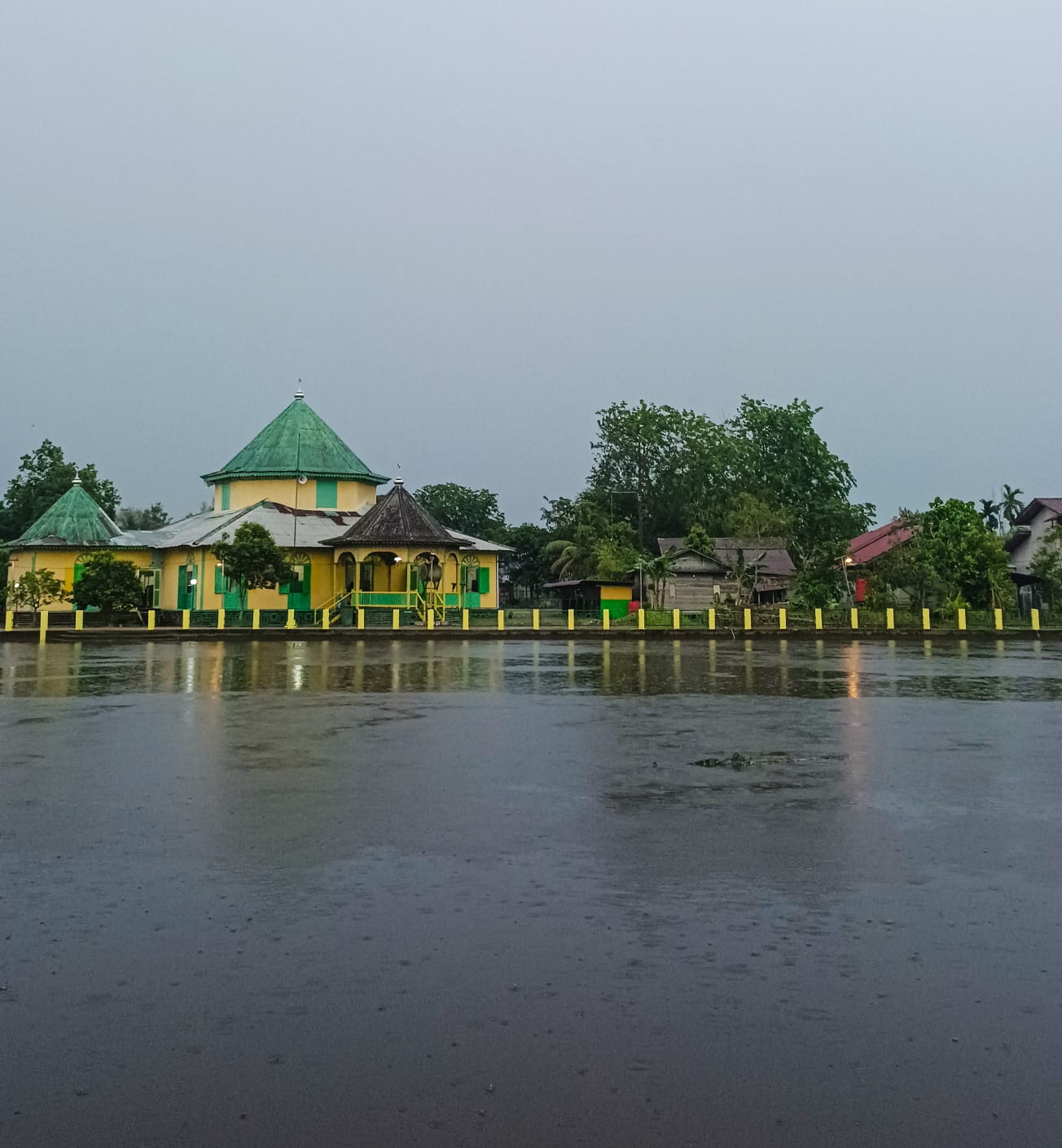 Sungai Mempawah, Surga Memancing Udang di Kalimantan Barat