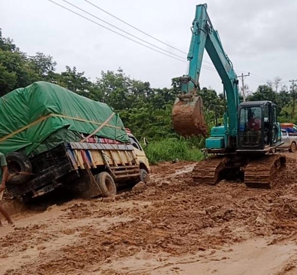 Jelang Lebaran, Pemkab Melawi Bersama Perusahaan Kebun Sawit Perbaikan Jalan Nanga Pinoh - Ella Hilir