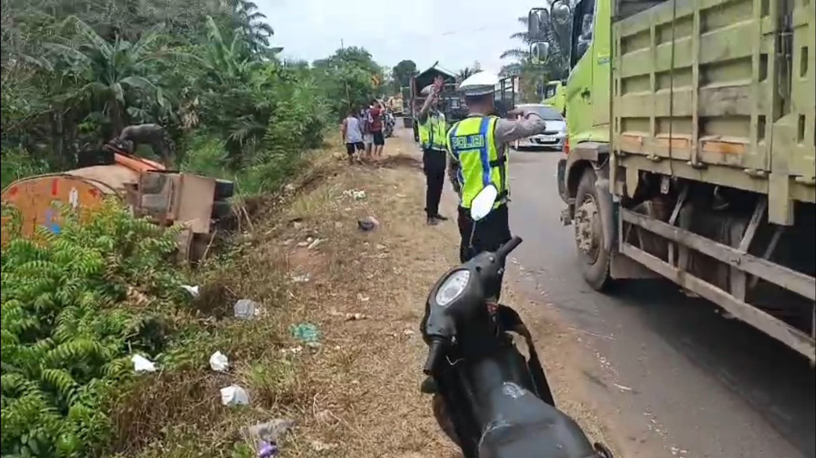 Tabrakan Maut Dump Truk dan Truk Tangki CPO di Trans Kalimantan KM 32, Satu Pengemudi Tewas