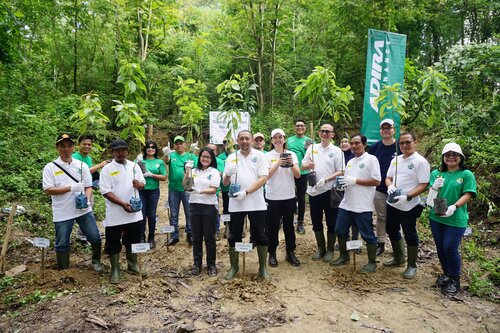 Adira Finance Wujudkan Komitmen 'Sayang Bumiku' Melalui Penanaman Ribuan Pohon Alpukat di Semarang