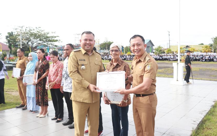 Hendra Permana Raih Anugerah Camat Berdedikasi dalam Bidang Pendidikan dari Bupati Melawi