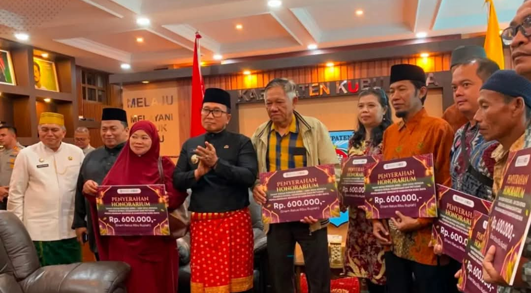 Bupati Kubu Raya Serahkan Insentif Guru Ngaji dan Petugas Fardu Kifayah