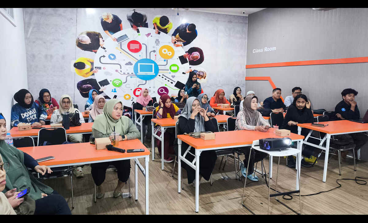 30 UMKM di Makassar Ikuti Kelas Intensif Telkom x UrbanDigital Pelajari Strategi AI dan TikTok Live