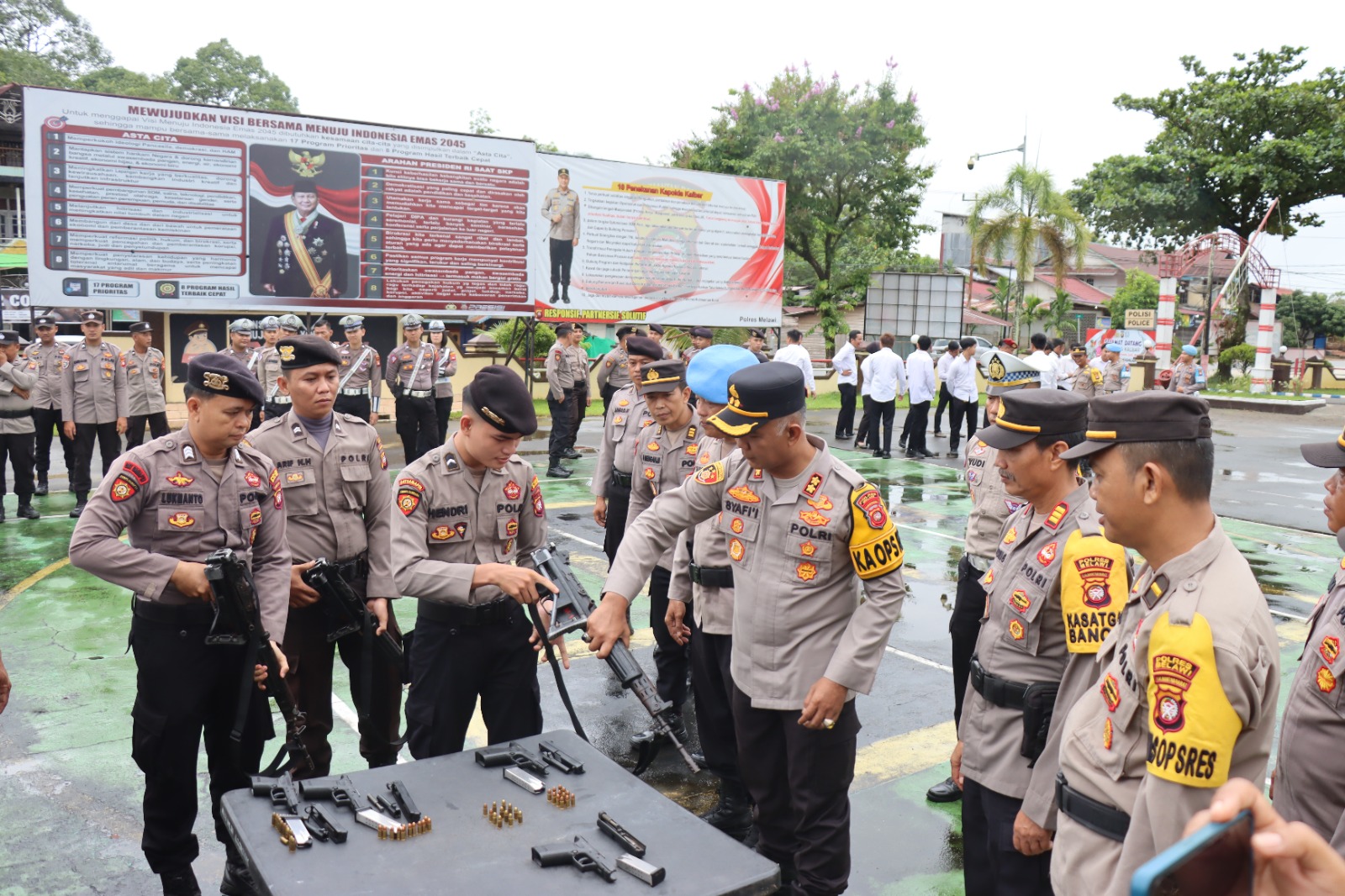 Periksa Senjata Api Pegangan Personel, Kapolres Melawi Ingatkan Penggunaanya 