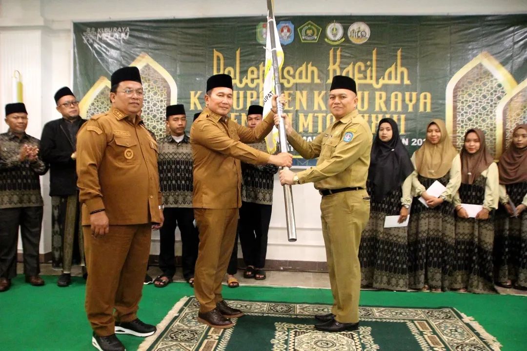 Lepas Kafilah Kubu Raya, Bupati Sujiwo Optimis Juara Umum MTQ Provinsi