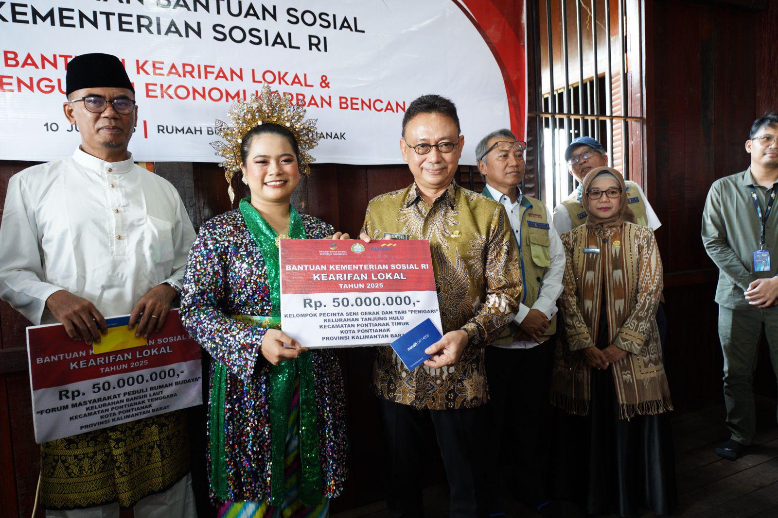 Kemensos Salurkan Bansos untuk Komunitas Budaya dan Siaga Bencana di Pontianak