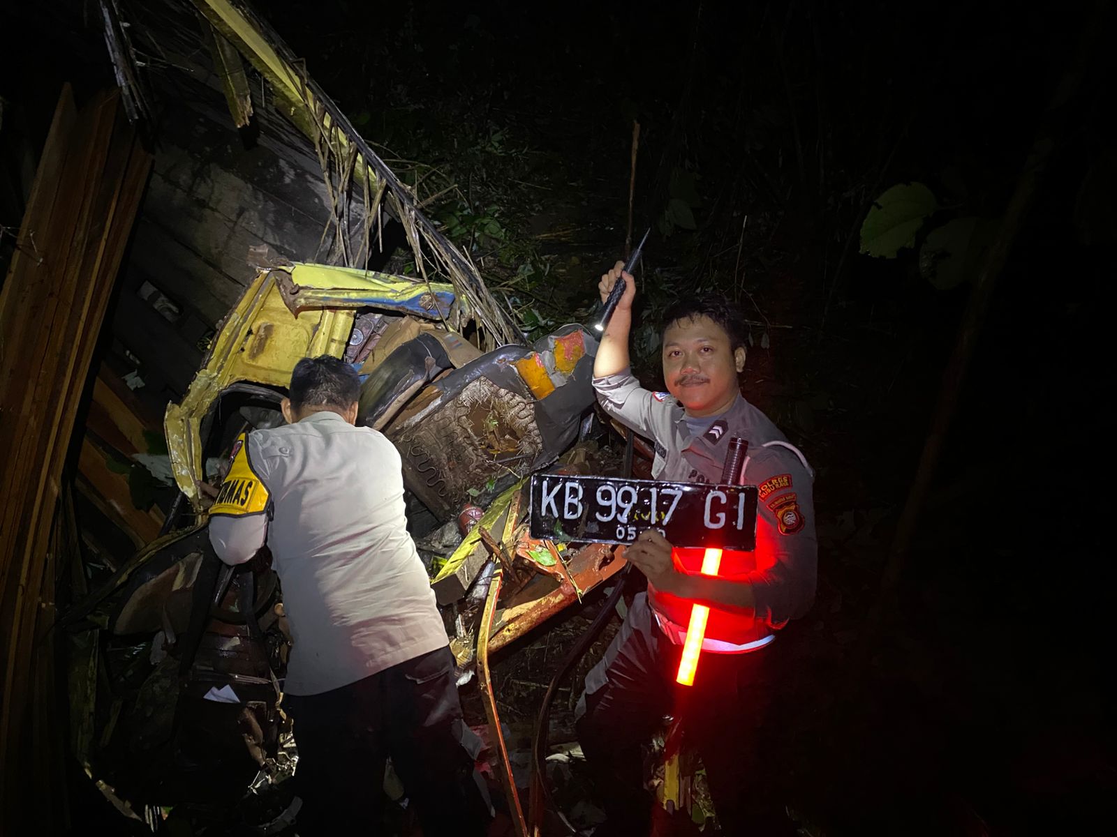 Sebuah Truk Hilang Kendali Terjun ke Jurang Sungai Ambawang, Dua Nyawa Melayang