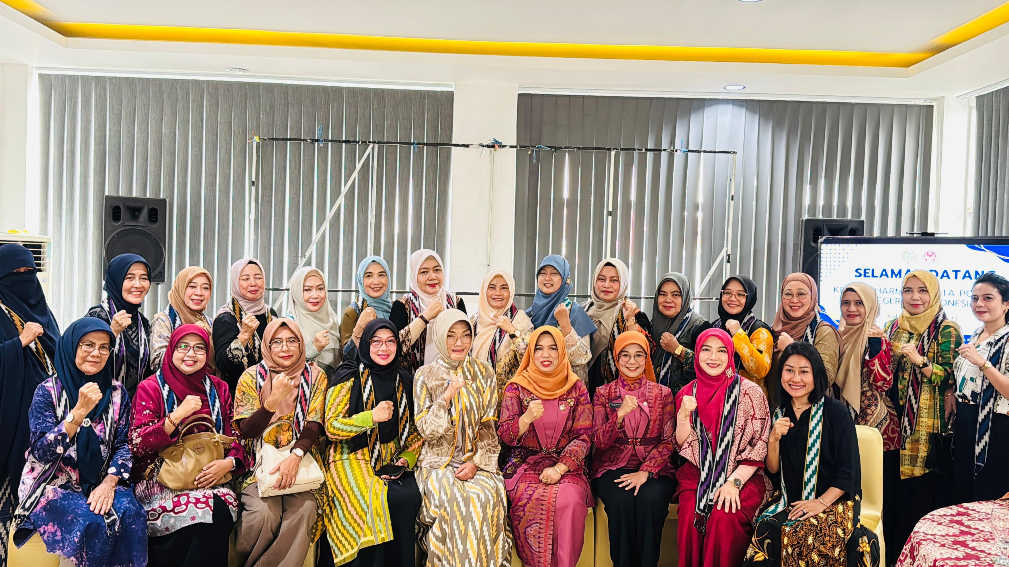 DWP Polnep se-Indonesia Kunjungi UMKM Center Dekranasda Pontianak