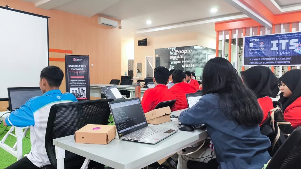 Workshop IDSECCONF 2025 Perkuat Kompetensi Cybersecurity Pelajar, Telkom AI Connect Makassar Berikan Dukungan 