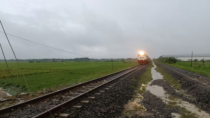 Jalur KA Tegowanu - Brumbung Aman Dilalui Usai Genangan Surut dan Dilakukan Penanganan Tim Daop 4, Perjalanan 