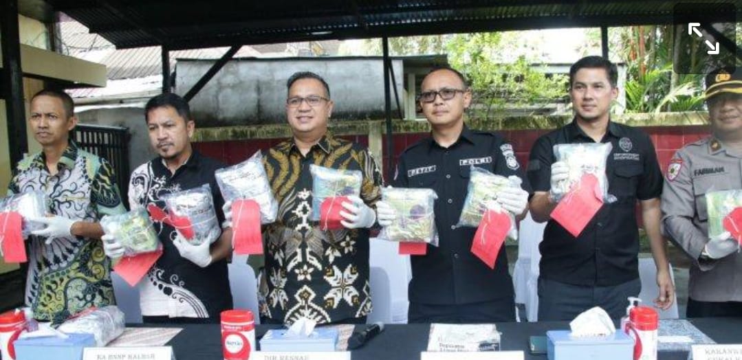 Polda Kalbar Amankan Ribuan Pil Ekstasi, Enam Tersangka, dan Gagalkan Penyelundupan 19.908 Gram Sabu