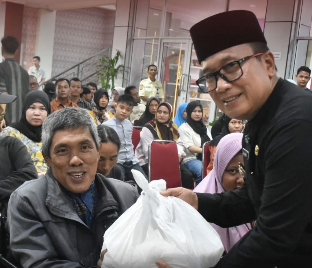 Beri Bantuan 50 Difabel Kubu Raya, Bupati Sujiwo: Bulan Berkah Momentum Berbagi