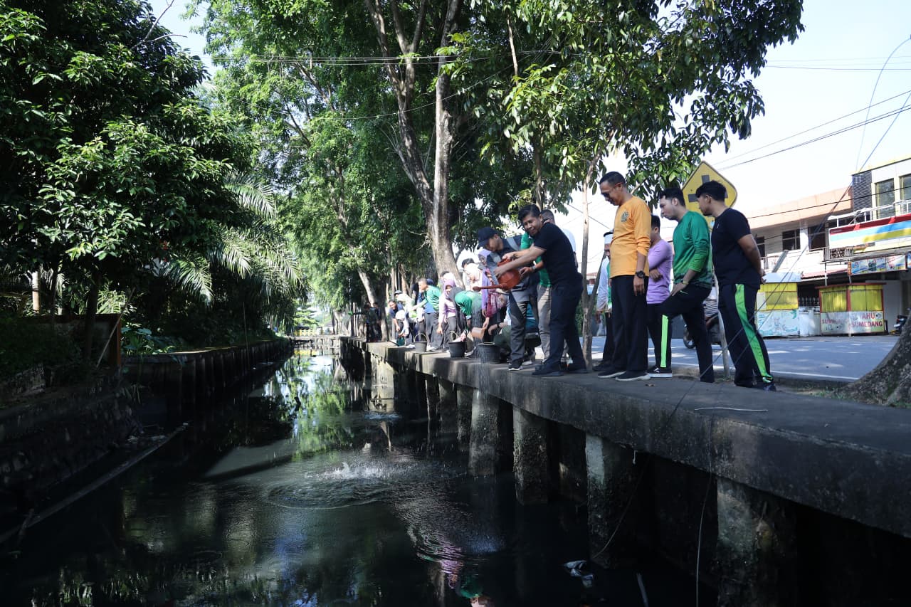 DLH Kota Pontianak Tabur Eco Enzym di Parit, Targetkan Air Lebih Bersih