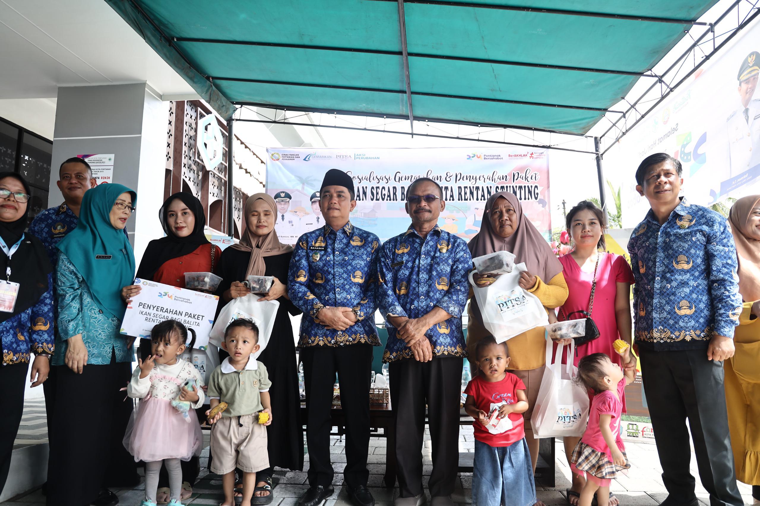 Pemkot Pontianak Salurkan 40 Paket Ikan Segar untuk Balita Rentan Stunting di Siantan Hulu