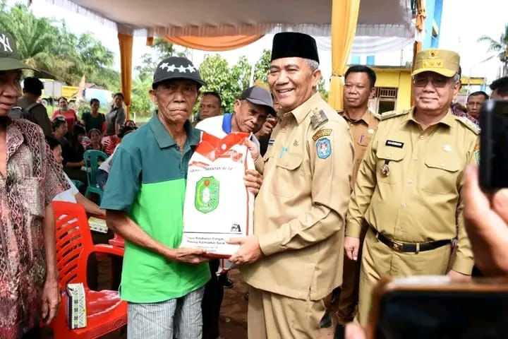 Pj Bupati Kubu Raya Salurkan Bantuan Kepada Masyarakat Terdampak Banjir di Sungai Ambawang