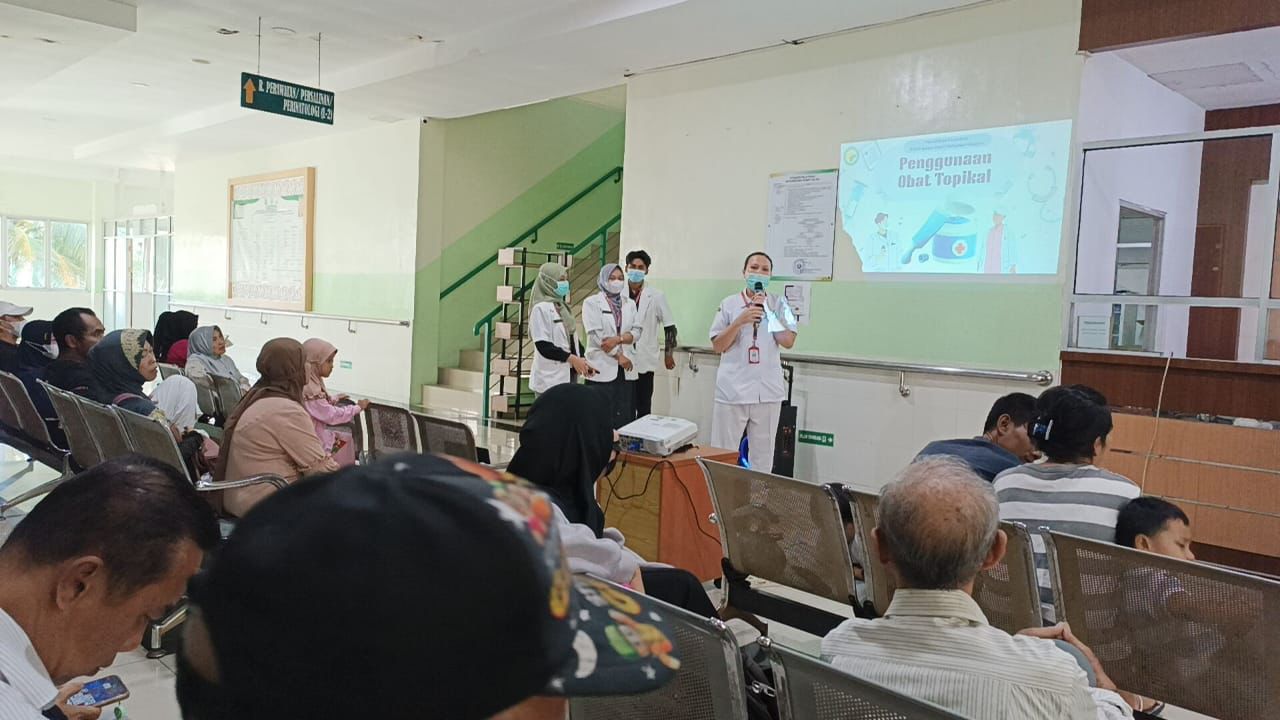 Apoteker RSUD SSMA Pontianak Edukasi Cara Benar Menggunakan Obat Oles