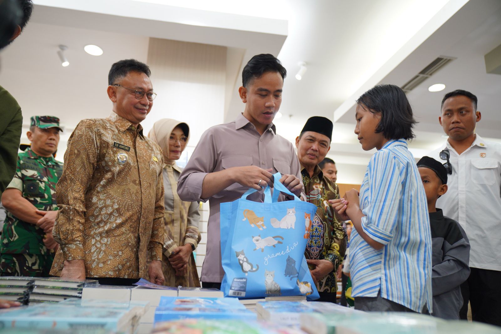 Gibran Belanja Buku Bareng Anak Yatim dan Siswa Sekolah Rakyat di Megamal, Wako: Kepedulian Wapres pada Anak