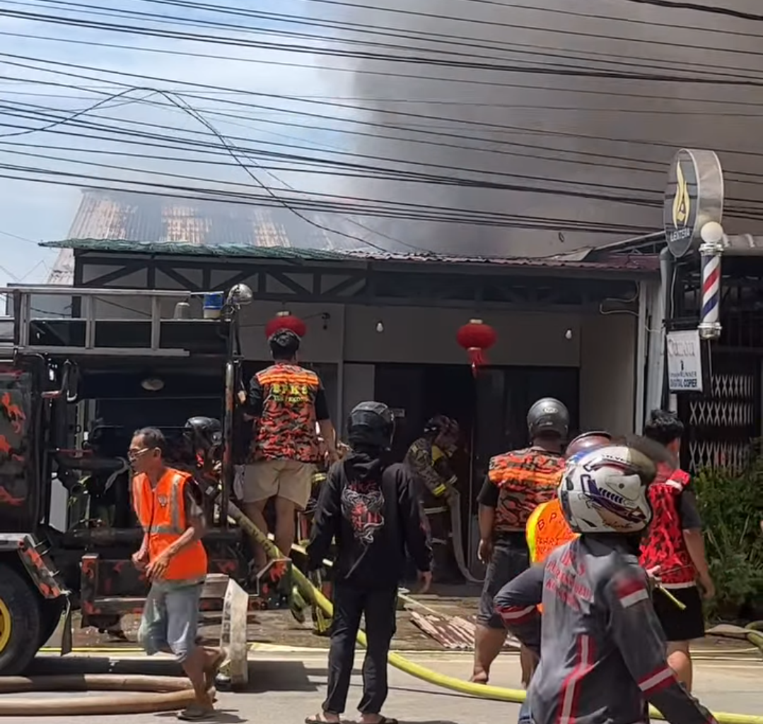 Kebakaran Hebat di Jalan Alianyang Singkawang, Dua Rumah dan Satu Ruko Hangus Terbakar