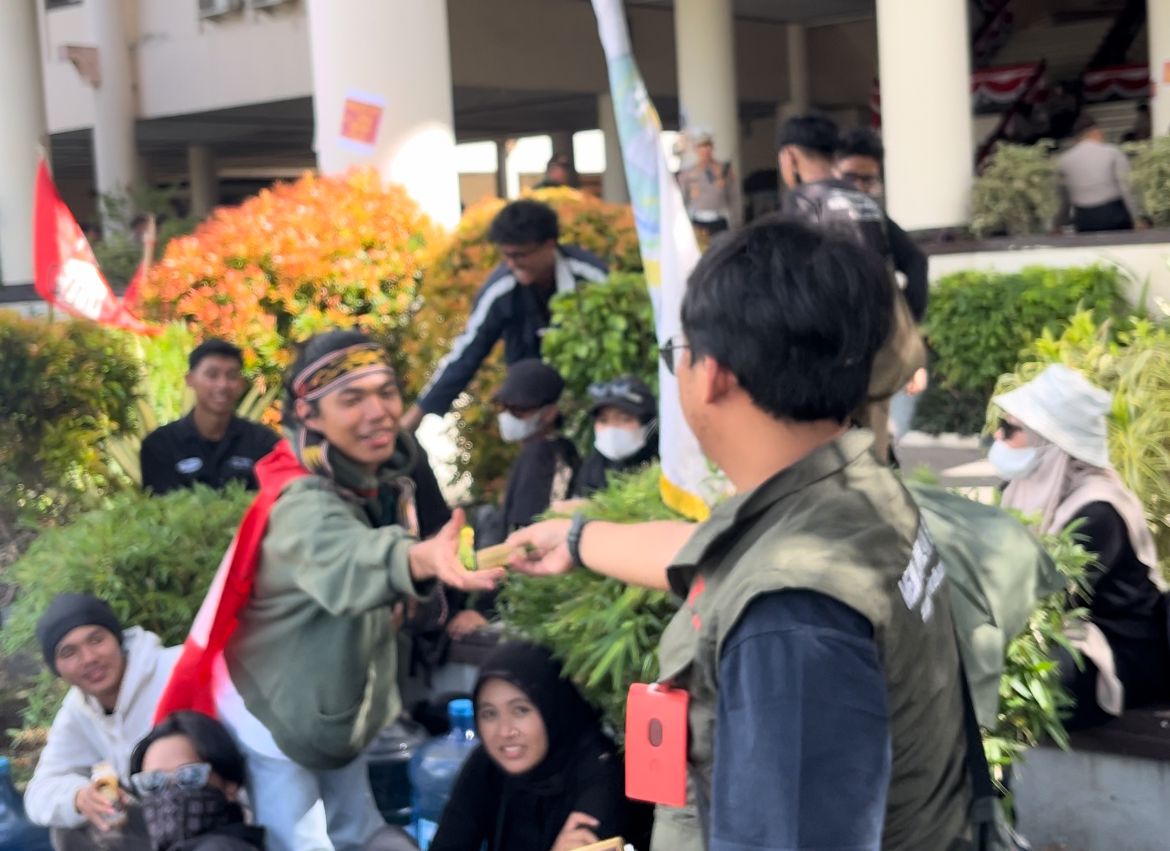 Mahasiswa Pontianak Gelar Aksi : Adhitya Pangestu Tampil Beda Bagikan Rokok di Tengah Protes RUU Pilkada