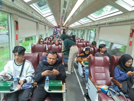 Pengalaman Berkesan Menikmati Keindahan Alam Indonesia Melalui Jendela Kereta Panoramic