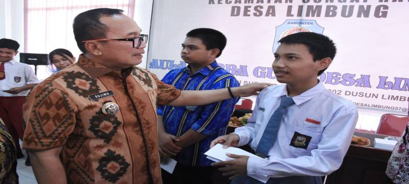Bupati Kubu Raya Serahkan Beasiswa untuk 60 Pelajar Berprestasi di Desa Limbung