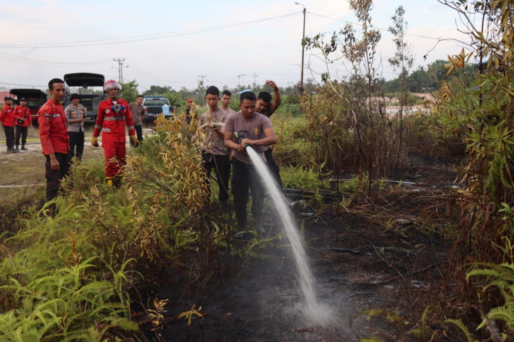 Terjadi Kebakaran Lahan, Polres Melawi Bersama BPBD Sigap Padamkan Api