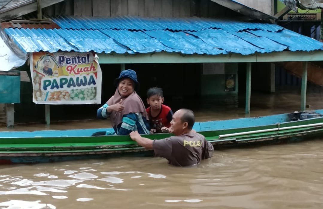 Aksi Heroik Bripka Hendri Turut Serta Bantu Warga di Tengah Banjir Desa Menukung