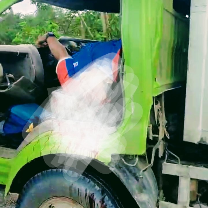 Truk dan Mobil Box Adu Banteng di Lintang Batang Jalan Trans Kalimantan Gegara Sopir Ngantuk 